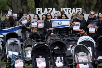 Buenos Aires, Argentina.- En las fotos tomadas el 1 de noviembre del 2023, mujeres se congregaron en Buenos Aires en un encuentro para reclamar la liberación de los más de 30 niños y niñas que el movimiento radical islámico Hamas mantiene como rehenes en la Franja de Gaza tras el ataque perpetrado en territorio de Israel, el sábado 7 de octubre.