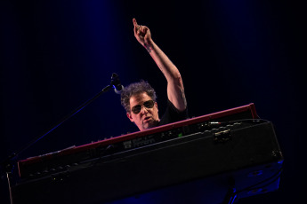 Buenos Aires, Argentina.- En las fotos tomadas el 15 de noviembre del 2023, Andrés Calamaro durante la primera de sus dos funciones en el Movistar Arena de Buenos Aires. Calamaro, ratificó que sigue portando la medalla de ser uno de los más grandes cancionistas que dio el rock argentino y uno de los más prolíficos creadores de éxitos arraigados en la memoria colectiva musical. El Salmón revisitó buena parte de su catálogo de clásicos y le rindió tributo a Diego Maradona.