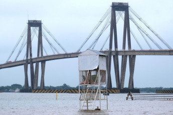 Corrientes, Argentina.- En las fotos tomadas el 3 de noviembre del 2023, muestra las zonas afectadas por la creciente de los ríos Paraná y Uruguay, lo que provocó que más de 600 personas sean evacuadas en Corrientes y se espera que el operativo continúe en las próximas horas. Según el Comando de Operaciones de Emergencia (COE) hay 624 personas evacuadas.