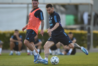 Buenos Aires, Argentina.- En las fotos tomadas el 14 de noviembre del 2023, la Selección Argentina, encabezada por Lionel Messi, durante una sesión de entrenamiento en Ezeiza, prepara la última doble fecha de Eliminatorias Sudamericanas del año, en la que enfrentará a Uruguay y Brasil. La Albiceleste, recibirá a la Celeste este jueves (16) en La Bombonera y visitará a Brasil el próximo martes en el Maracaná.