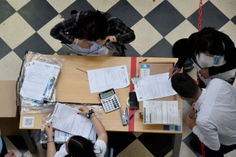 Buenos Aires, Argentina.- En las fotos tomadas el 22 de noviembre del 2023, el escrutinio definitivo de la segunda vuelta de las elecciones nacionales en la provincia de Buenos Aires, en las que Javier Milei se consagró el domingo último como el próximo presidente, se realiza en el Pasaje Dardo Rocha de la ciudad de La Plata. El conteo definitivo -que es el único que tiene validez legal- se inicia 48 horas después de terminada la elección y está a cargo de la justicia electoral.