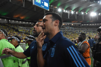 Río de Janeiro, Brasil.- En las fotos tomadas el 22 de noviembre del 2023, el seleccionador argentino, Lionel Scaloni, durante la histórica victoria de Argentina por 0-1 sobre Brasil en el clásico disputado en el Maracaná por las eliminatorias sudamericanas. Scaloni, puso en duda su permanencia en el cargo, en la rueda de prensa que concedió tras el partido. "Quiero un tiempo para pensar porque esta selección necesita un entrenador que tenga todas las energías posibles", afirmó Scaloni que convirtió a Argentina en campeón mundial en Qatar 2022 y campeón de la Copa América en 2021.