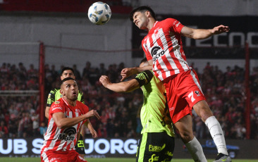 Córdoba, Argentina.- En las fotos tomadas el 13 de noviembre del 2023, durante el partido entre Instituto de Córdoba y Barracas Central, en un encuentro de la 13era fecha de la Copa de la Liga en el Estadio Monumental Presidente Perón. Instituto igualó 0-0 con Barracas Central. En la última fecha, Barracas recibirá a Argentinos Juniors e Instituto visitará a River Plate.