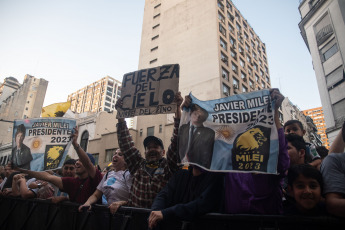 Buenos Aires.- En la foto tomada el 19 de noviembre de 2023, los militantes de La libertad Avanza (LLA), partido político del nuevo presidente Javier Milei.