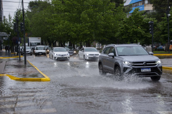 Neuquén, Argentina.- En las fotos tomadas el 2 de noviembre del 2023, muestra las calles de la ciudad de Neuquén en medio de las constantes lluvias. El Servicio Meteorológico Nacional, emitió una alerta de nivel rojo para una porción de la provincia de Misiones por probables lluvias y tormentas muy intensas. Desde la jornada del miércoles se vienen registrando lluvias y tormentas de variada intensidad sobre gran parte del país, especialmente en la franja central y gran parte del Litoral y noreste argentino.