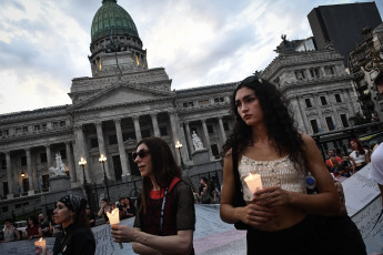 Buenos Aires, Argentina.- En las fotos tomadas el 20 de noviembre del 2023, durante la marcha del colectivo travesti-trans desde Plaza de Mayo hasta el Congreso, donde se exhibieron distintas pancartas, con los pedidos justicia y denuncias de pérdidas de vida de distintos referentes del colectivo. La actividad, se reedita para esta fecha desde 2020, y en esta edición tuvo como reclamo "el pedido de justicia por el travesticidio de Zoe López García", referente del Hotel Gondolín, asesinada por su pareja el pasado 11 de noviembre.