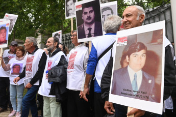 Rosario, Argentina.- En las fotos tomadas el 13 de noviembre del 2023, un tribunal federal comenzó a juzgar en Rosario a una veintena de civiles, policías y militares que el 20 de marzo de 1975 cometieron crímenes considerados de lesa humanidad contra trabajadores y ciudadanos en la ciudad santafesina de Villa Constitución. Una veintena de responsables civiles y del Estado, son juzgados por los delitos de "privación ilegítima de libertad, torturas, asociación ilícita y homicidios" cometidos contra trabajadores metalúrgicos y ciudadanos que se movilizaron en 1975.