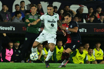 Rosario, Argentina.- En las fotos tomadas el 5 de noviembre del 2023, durante el partido entre Sarmiento y Newell's por la fecha 12 de la Copa de la Liga en el Estadio Marcelo Bielsa. Sarmiento de Junín dio el golpe en Rosario y venció 1-0 a Newell’s con gol de Juan Cruz Kaprof.