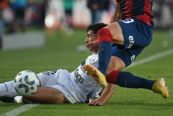 Buenos Aires, Argentina.- En las fotos tomadas el 27 de noviembre del 2023, durante el partido entre San Lorenzo y Central Córdoba en el Estadio Nuevo Gasómetro. San Lorenzo logró vencer a Central Córdoba por 2-0 gracias al gol de Jalil Elías y el cabezazo de Gastón Hernández y, gracias al empate de Estudiantes de La Plata ante Lanús, por lo que finalmente aseguró su regreso a la CONMEBOL Libertadores 2024.