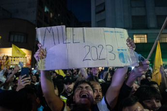 Buenos Aires.- En la foto tomada el 19 de noviembre de 2023, los militantes de La libertad Avanza (LLA), partido político del nuevo presidente Javier Milei.