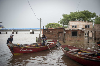 Chaco, Argentina.- En las fotos tomadas el 10 de noviembre del 2023, la crecida en el Río Paraná, afecta las zonas ribereñas de la provincia. Las crecidas en los ríos y las inundaciones de los últimos días son un producto del fenómeno natural El Niño. “Lo principal en cuanto a las inundaciones tienen que ver con el exceso de lluvias, que está claramente asociado a El Niño en el noreste argentino y sur de Brasil,” afirmó Alpio Costa, meteorólogo e investigador en el Instituto Antártico Argentino.