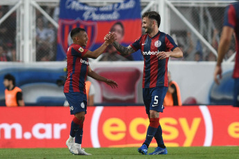 Buenos Aires, Argentina.- En las fotos tomadas el 27 de noviembre del 2023, durante el partido entre San Lorenzo y Central Córdoba en el Estadio Nuevo Gasómetro. San Lorenzo logró vencer a Central Córdoba por 2-0 gracias al gol de Jalil Elías y el cabezazo de Gastón Hernández y, gracias al empate de Estudiantes de La Plata ante Lanús, por lo que finalmente aseguró su regreso a la CONMEBOL Libertadores 2024.