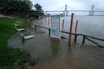 Corrientes, Argentina.- En las fotos tomadas el 3 de noviembre del 2023, muestra las zonas afectadas por la creciente de los ríos Paraná y Uruguay, lo que provocó que más de 600 personas sean evacuadas en Corrientes y se espera que el operativo continúe en las próximas horas. Según el Comando de Operaciones de Emergencia (COE) hay 624 personas evacuadas.