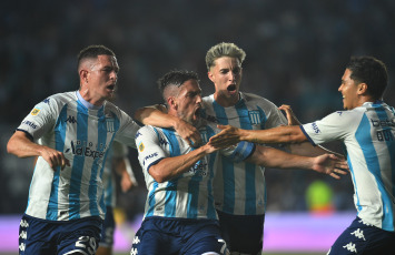 Buenos Aires, Argentina.- En las fotos tomadas el 28 de noviembre del 2023, durante el partido entre Racing y Belgrano en el Estadio Presidente Perón en un encuentro válido por la 14ta y última jornada de la Zona B de la Copa de la Liga Profesional. Racing Club goleó 4-1 a Belgrano de Córdoba y se afirmó en la punta de la Zona B de la Copa de la Liga Profesional. Los tantos fueron marcados por Gabriel Huache y Juan Fernando Quintero en dos oportunidades.