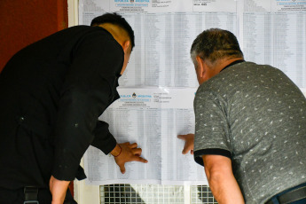 San Luis.- En la foto tomada el 19 de noviembre de 2023, las elecciones en las que se elegirá presidente comenzaron a las 8 en la provincia de Buenos Aires, el distrito más populoso de la Argentina en cantidad de votantes, con un 37