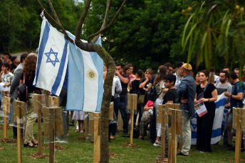 Tucumán, Argentina.- En las fotos tomadas el 14 de noviembre del 2023, doscientas cuarenta estacas con los retratos, nombre y apellido de los secuestrados por Hamas fueron colocadas en la rotonda de Horco Molle, en la ciudad de Yerba Buena. Con la firma de 58.000 personas, las organizaciones de la comunidad judía de Argentina, la séptima del mundo, pidieron a Fernández que busque la mediación de la ONU y la Cruz Roja, mientras el Gobierno argentino contacta a Egipto, Qatar y la Autoridad Nacional Palestina.