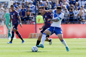 Buenos Aires, Argentina.- En las fotos tomadas el 5 de noviembre del 2023, durante el partido entre Vélez Sarsfield y Talleres de Córdoba en un partido válido por la fecha 12 de la Zona A en el estadio José Amalfitani. Vélez Sarsfield y Talleres de Córdoba igualaron 1-1. Rodrigo Garro y Claudio Aquino, ambos en el primer tiempo, marcaron los goles. El VAR, a cargo de Mauro Vigilano anuló un tanto que Lautaro Ovando marcaba para la visita.