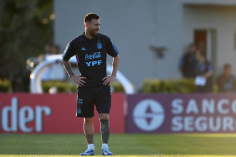 Buenos Aires, Argentina.- En las fotos tomadas el 14 de noviembre del 2023, la Selección Argentina, encabezada por Lionel Messi, durante una sesión de entrenamiento en Ezeiza, prepara la última doble fecha de Eliminatorias Sudamericanas del año, en la que enfrentará a Uruguay y Brasil. La Albiceleste, recibirá a la Celeste este jueves (16) en La Bombonera y visitará a Brasil el próximo martes en el Maracaná.