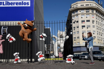 Buenos Aires, Argentina.- En las fotos tomadas el 6 de noviembre del 2023, unas 150 personas se reunieron en el Obelisco porteño para "visibilizar y empatizar" con la situación de las 240 personas que se encuentran secuestradas por el grupo Hamas desde el 7 de octubre pasado, a un mes del ataque contra Israel, donde confluyen distintas actividades, como la exposición de peluches con ojos vendados y un camión que lleva el rostro de los rehenes.