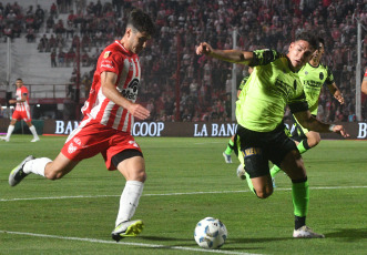 Córdoba, Argentina.- En las fotos tomadas el 13 de noviembre del 2023, durante el partido entre Instituto de Córdoba y Barracas Central, en un encuentro de la 13era fecha de la Copa de la Liga en el Estadio Monumental Presidente Perón. Instituto igualó 0-0 con Barracas Central. En la última fecha, Barracas recibirá a Argentinos Juniors e Instituto visitará a River Plate.