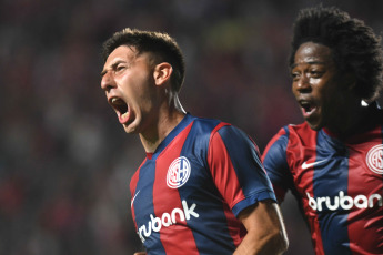 Buenos Aires, Argentina.- En las fotos tomadas el 27 de noviembre del 2023, durante el partido entre San Lorenzo y Central Córdoba en el Estadio Nuevo Gasómetro. San Lorenzo logró vencer a Central Córdoba por 2-0 gracias al gol de Jalil Elías y el cabezazo de Gastón Hernández y, gracias al empate de Estudiantes de La Plata ante Lanús, por lo que finalmente aseguró su regreso a la CONMEBOL Libertadores 2024.