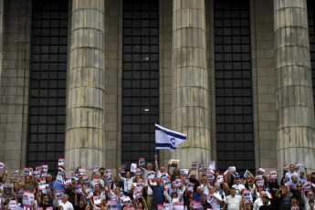 Buenos Aires- En la foto tomada el 17 de noviembre de 2023, estudiantes, graduados y docentes universitarios expresaron su preocupación por el recrudecimiento de consignas antisemitas en las universidades a raíz del conflicto entre Israel y el movimiento islamista palestino Hamas, y se convocaron en las escalinatas de la Facultad de Derecho de la Universidad de Buenos Aires (UBA) donde exigieron la liberación de los más de doscientos rehenes secuestrados el pasado 7 de octubre.