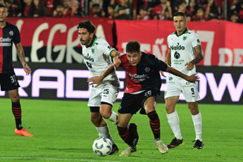 Rosario, Argentina.- En las fotos tomadas el 5 de noviembre del 2023, durante el partido entre Sarmiento y Newell's por la fecha 12 de la Copa de la Liga en el Estadio Marcelo Bielsa. Sarmiento de Junín dio el golpe en Rosario y venció 1-0 a Newell’s con gol de Juan Cruz Kaprof.