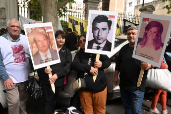 Rosario, Argentina.- En las fotos tomadas el 13 de noviembre del 2023, un tribunal federal comenzó a juzgar en Rosario a una veintena de civiles, policías y militares que el 20 de marzo de 1975 cometieron crímenes considerados de lesa humanidad contra trabajadores y ciudadanos en la ciudad santafesina de Villa Constitución. Una veintena de responsables civiles y del Estado, son juzgados por los delitos de "privación ilegítima de libertad, torturas, asociación ilícita y homicidios" cometidos contra trabajadores metalúrgicos y ciudadanos que se movilizaron en 1975.