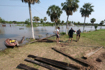 Corrientes, Argentina.- En las fotos tomadas el 8 de noviembre del 2023, Corrientes registra más de mil evacuados y gran cantidad de familias autoevacuadas en localidades ribereñas por la creciente de los ríos Paraná y Uruguay, informó la Dirección de Defensa de Defensa Civil de la provincia, aunque adelantaron que se espera el comienzo de la bajante, que comenzaría en 48 o 72 horas. El jefe de Operaciones de Defensa Civil, Orlando Bertoni, confirmó que los afectados superarían las 1200 personas entre evacuados y autoevacuados.