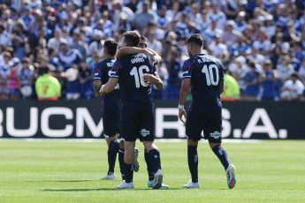 Buenos Aires, Argentina.- En las fotos tomadas el 5 de noviembre del 2023, durante el partido entre Vélez Sarsfield y Talleres de Córdoba en un partido válido por la fecha 12 de la Zona A en el estadio José Amalfitani. Vélez Sarsfield y Talleres de Córdoba igualaron 1-1. Rodrigo Garro y Claudio Aquino, ambos en el primer tiempo, marcaron los goles. El VAR, a cargo de Mauro Vigilano anuló un tanto que Lautaro Ovando marcaba para la visita.