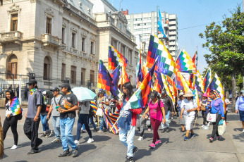 Jujuy, Argentina.- En las fotos tomadas el 8 de noviembre del 2023, el Malón de la Paz marchó en Jujuy para exigir el cese de la judicialización de los que luchan y pidieron a los diputados que se abstengan de tratar leyes vinculadas a la reforma parcial, acompañados en su reclamos por dirigentes gremiales.