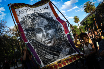 Buenos Aires, Argentina.- En las fotos tomadas el 8 de noviembre del 2023, durante la primera marcha contra el racismo para reivindicar la importancia de la población afrodescendiente en Buenos Aires, la capital de Argentina. El representante de esta marcha, Diego Bonga, declaró que “la marcha es para dar visibilidad a la lucha que venimos haciendo desde hace varias décadas en esta hermosa nación argentina, bendecida por la sangre de los negros en los campos de batalla”.