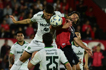 Rosario, Argentina.- En las fotos tomadas el 5 de noviembre del 2023, durante el partido entre Sarmiento y Newell's por la fecha 12 de la Copa de la Liga en el Estadio Marcelo Bielsa. Sarmiento de Junín dio el golpe en Rosario y venció 1-0 a Newell’s con gol de Juan Cruz Kaprof.