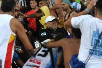 Río de Janeiro, Brasil.- En las fotos tomadas el 21 de noviembre del 2023, simpatizantes de la Albiceleste fueron reprimidos por la policía militar en la tribuna del estadio Maracaná en Río de Janeiro. Ante la represión por parte de los uniformados, los jugadores dirigidos por Lionel Scaloni se acercaron a defender a los hinchas que estaban siendo castigados por gendarmes. Frente a esto, Lionel Messi lideró a la selección de Argentina al retirarse del campo de juego rumbo al vestuario, lo que provocó que el partido por las eliminatorias de la Copa Mundial comenzara con un retraso de 27 minutos.