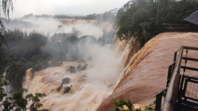 Misiones, Argentina.- En las fotos tomadas el 3 de noviembre del 2023, muestra las Cataratas del Iguazú ubicadas entre Argentina y Brasil tras una histórica crecida, alcanzando un caudal de 24,2 millones de litros por segundo, un récord en casi una década, según el concesionario del Parque. La causa tiene que ver con el fenómeno meteorológico El Niño. Finalmente, las autoridades informaron que el tradicional recorrido será reabierto, al menos en parte, este viernes.