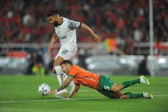 Buenos Aires, Argentina.- En las fotos tomadas el 12 de noviembre del 2023, durante el partido entre Independiente y Banfield en busca de la clasificación a cuartos de final de la Copa de la Liga Profesional de Fútbol (LPF), dentro de la continuidad de la 13ra. fecha de la Zona A. Independiente igualó sin goles con Banfield. El Rojo sumó un punto para quedar a un paso de los cuartos de final de la Copa de la Liga y el Taladro no corrió riesgos, luego de garantizarse una estadía en Primera División en la próxima temporada.