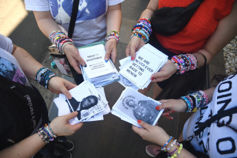 Buenos Aires, Argentina.- En las fotos tomadas el 10 de noviembre del 2023, muestra la publicidad política realizada en el marco de los conciertos que realiza Taylor Swift en Buenos Aires, Argentina. La figura pop se convirtió en un asunto político de primer orden de cara al segundo turno de las elecciones presidenciales argentinas. En algunos carteles de las fans se lee, "Swiftie no vota a (Javier) Milei", "Milei es (Donald) Trump", se convirtieron en consignas comunes.