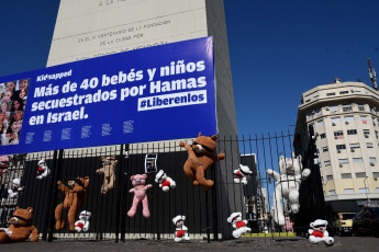 Buenos Aires, Argentina.- En las fotos tomadas el 6 de noviembre del 2023, unas 150 personas se reunieron en el Obelisco porteño para "visibilizar y empatizar" con la situación de las 240 personas que se encuentran secuestradas por el grupo Hamas desde el 7 de octubre pasado, a un mes del ataque contra Israel, donde confluyen distintas actividades, como la exposición de peluches con ojos vendados y un camión que lleva el rostro de los rehenes.