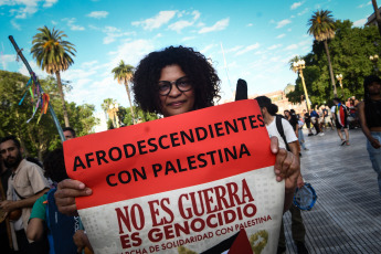 Buenos Aires, Argentina.- En las fotos tomadas el 8 de noviembre del 2023, durante la primera marcha contra el racismo para reivindicar la importancia de la población afrodescendiente en Buenos Aires, la capital de Argentina. El representante de esta marcha, Diego Bonga, declaró que “la marcha es para dar visibilidad a la lucha que venimos haciendo desde hace varias décadas en esta hermosa nación argentina, bendecida por la sangre de los negros en los campos de batalla”.