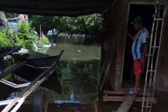 Corrientes, Argentina.- En las fotos tomadas el 7 de noviembre del 2023, muestra las zonas afectadas por la creciente de los ríos Paraná y Uruguay. La provincia de Corrientes tiene 9 ciudades en estado de evacuación de acuerdo a la Prefectura Naval Argentina. En todo el territorio provincial son 1.071 las personas evacuadas que están siendo asistidas por los municipios.