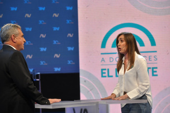 Buenos Aires, Argentina.- En las fotos tomadas el 8 de noviembre del 2023, el candidato a vicepresidente de Unión por la Patria, Agustín Rossi (izquierda), de Unión por la Patria (UxP) y Victoria Villarruel (derecha), de La Libertad Avanza (LLA), participaron en su segundo debate televisado para intercambiar ideas sobre las plataformas clave de sus respectivos partidos.