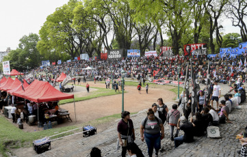 Buenos Aires, Argentina.- En las fotos tomadas el 23 de noviembre del 2023, organizaciones sociales, entre ellas el polo Obrero, realizan un plenario nacional piquetero contra las medidas anunciadas por el Presidente electo Javier Milei. Delegados de todo el país discutirán un "plan de lucha contra el ajuste" y luego marcharán a Plaza de Mayo para acompañar a las Madres de Plaza de Mayo, en rechazo al negacionismo del terrorismo de Estado.