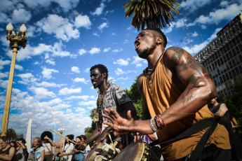 Buenos Aires, Argentina.- En las fotos tomadas el 8 de noviembre del 2023, durante la primera marcha contra el racismo para reivindicar la importancia de la población afrodescendiente en Buenos Aires, la capital de Argentina. El representante de esta marcha, Diego Bonga, declaró que “la marcha es para dar visibilidad a la lucha que venimos haciendo desde hace varias décadas en esta hermosa nación argentina, bendecida por la sangre de los negros en los campos de batalla”.