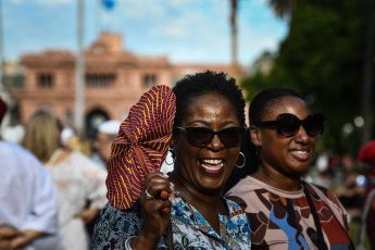 Buenos Aires, Argentina.- En las fotos tomadas el 8 de noviembre del 2023, durante la primera marcha contra el racismo para reivindicar la importancia de la población afrodescendiente en Buenos Aires, la capital de Argentina. El representante de esta marcha, Diego Bonga, declaró que “la marcha es para dar visibilidad a la lucha que venimos haciendo desde hace varias décadas en esta hermosa nación argentina, bendecida por la sangre de los negros en los campos de batalla”.