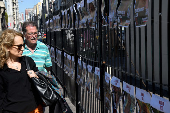 Buenos Aires, Argentina.- En las fotos tomadas el 6 de noviembre del 2023, unas 150 personas se reunieron en el Obelisco porteño para "visibilizar y empatizar" con la situación de las 240 personas que se encuentran secuestradas por el grupo Hamas desde el 7 de octubre pasado, a un mes del ataque contra Israel, donde confluyen distintas actividades, como la exposición de peluches con ojos vendados y un camión que lleva el rostro de los rehenes.