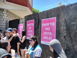 Buenos Aires, Argentina.- En las fotos tomadas el 10 de noviembre del 2023, muestra la publicidad política realizada en el marco de los conciertos que realiza Taylor Swift en Buenos Aires, Argentina. La figura pop se convirtió en un asunto político de primer orden de cara al segundo turno de las elecciones presidenciales argentinas. En algunos carteles de las fans se lee, "Swiftie no vota a (Javier) Milei", "Milei es (Donald) Trump", se convirtieron en consignas comunes.