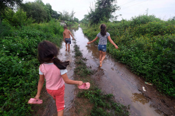 Corrientes, Argentina.- En las fotos tomadas el 10 de noviembre del 2023, muestra las zonas afectadas por las fuertes lluvias en la provincia de Corrientes, Argentina. El número de evacuados y autoevacuados en las localidades ribereñas de Corrientes ha aumentado y ya supera las 2.000 personas afectadas por la crecida de los ríos Paraná y Uruguay. Esta situación se agrava debido a las precipitaciones que están ocurriendo en gran parte del territorio provincial.