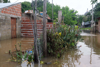 Corrientes, Argentina.- En las fotos tomadas el 10 de noviembre del 2023, muestra las zonas afectadas por las fuertes lluvias en la provincia de Corrientes, Argentina. El número de evacuados y autoevacuados en las localidades ribereñas de Corrientes ha aumentado y ya supera las 2.000 personas afectadas por la crecida de los ríos Paraná y Uruguay. Esta situación se agrava debido a las precipitaciones que están ocurriendo en gran parte del territorio provincial.