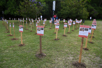 Tucumán, Argentina.- En las fotos tomadas el 14 de noviembre del 2023, doscientas cuarenta estacas con los retratos, nombre y apellido de los secuestrados por Hamas fueron colocadas en la rotonda de Horco Molle, en la ciudad de Yerba Buena. Con la firma de 58.000 personas, las organizaciones de la comunidad judía de Argentina, la séptima del mundo, pidieron a Fernández que busque la mediación de la ONU y la Cruz Roja, mientras el Gobierno argentino contacta a Egipto, Qatar y la Autoridad Nacional Palestina.