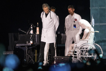 Buenos Aires, Argentina.- En las fotos tomadas el 21 de noviembre del 2023, Roger Waters brindó el primero de la serie de dos conciertos en el Estadio River, en la parada argentina de su gira "This is not a Drill". Las declaraciones del ex Pink Floyd, sobre el ataque de Hamas en Israel, provocaron que importantes hoteles de Buenos Aires rechacen la estadía del músico inglés, según le confirmó el propio artista a medios locales.